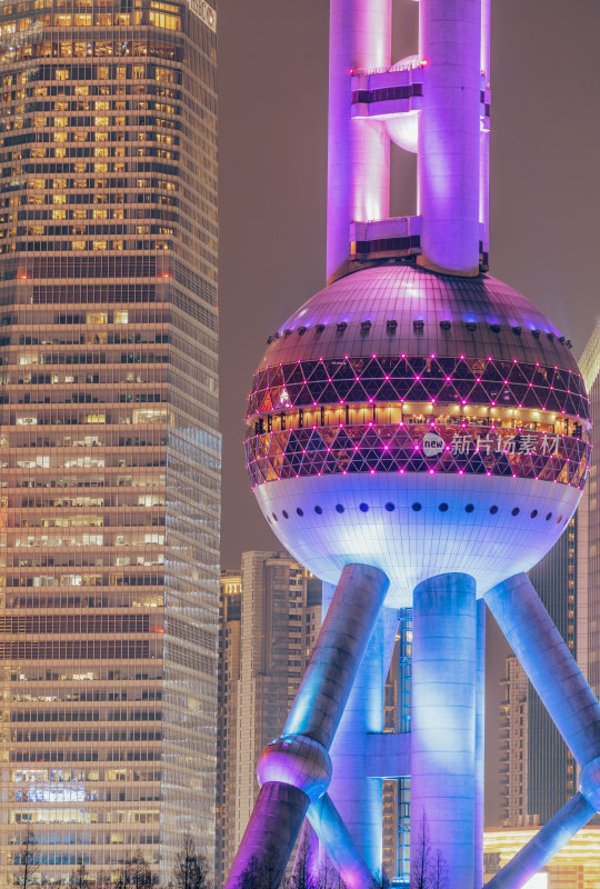 上海东方明珠塔与高层建筑夜景