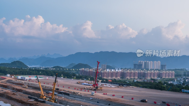 傍晚的兴义市高铁站建筑工地