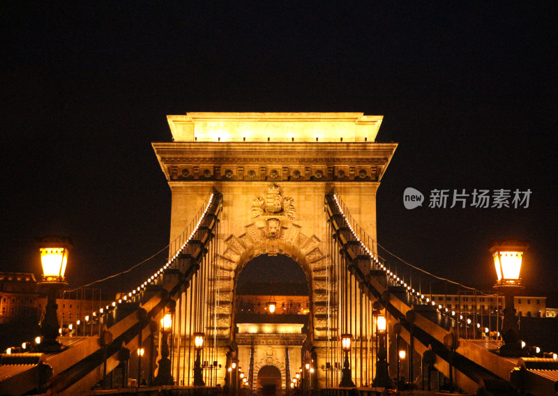 匈牙利著名的塞切尼链桥夜景