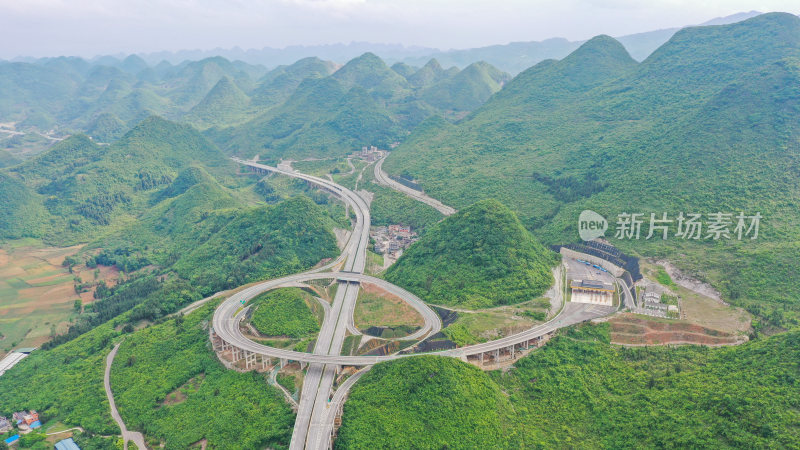 贵州山区高速公路穿行山间乡村