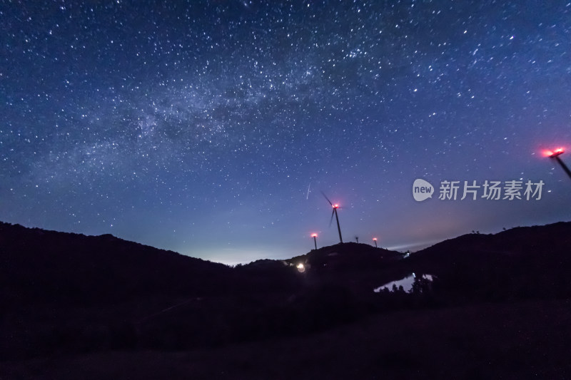 夜晚山顶观星的人