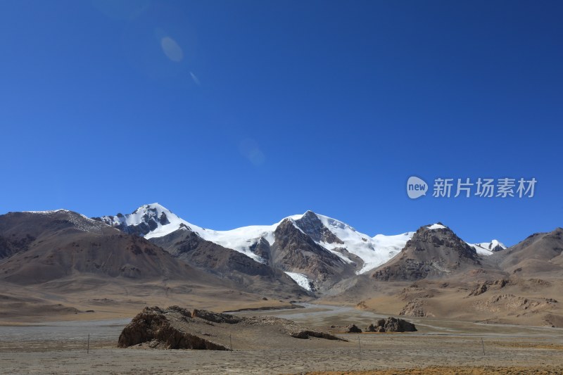 中国西藏高原阿里地区的雪山