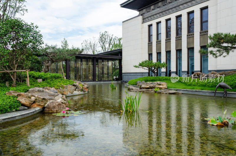 水边建筑景观带，绿植水景相映成趣