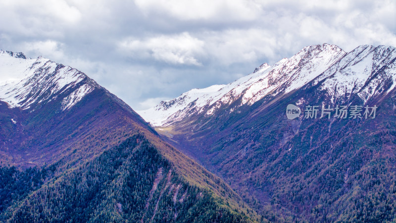 四川阿坝四姑娘山景区附近的雪山