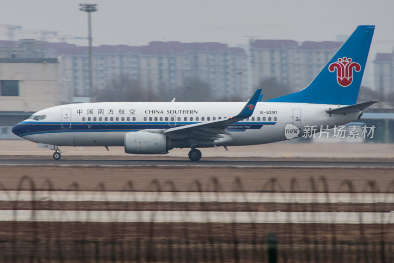 中国南方航空飞机在机场跑道