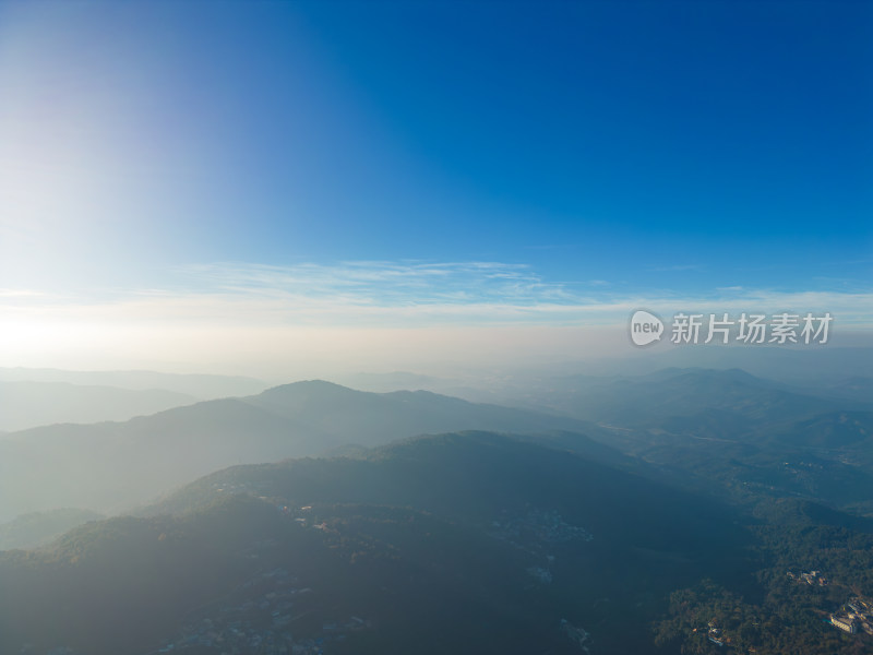 航拍日落时群山对天的景色