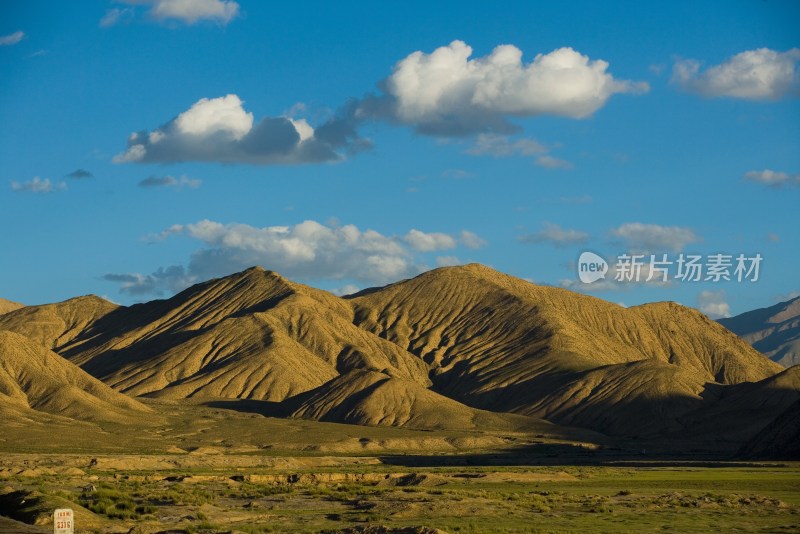 高原地带的山和河