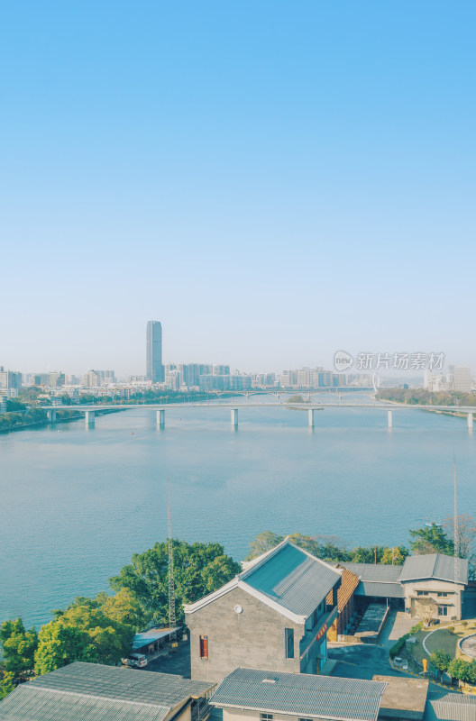 蓝天下的河流与房屋-柳州城市风景