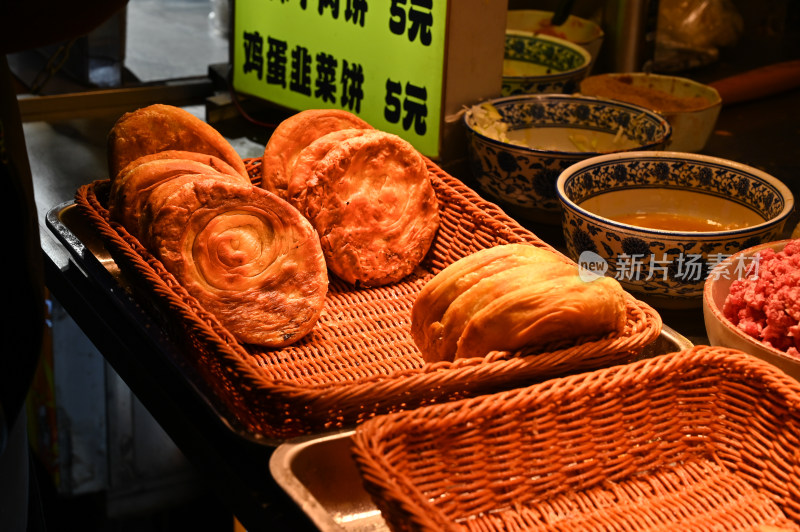 甘肃兰州南关夜市西北美食烤葱油饼