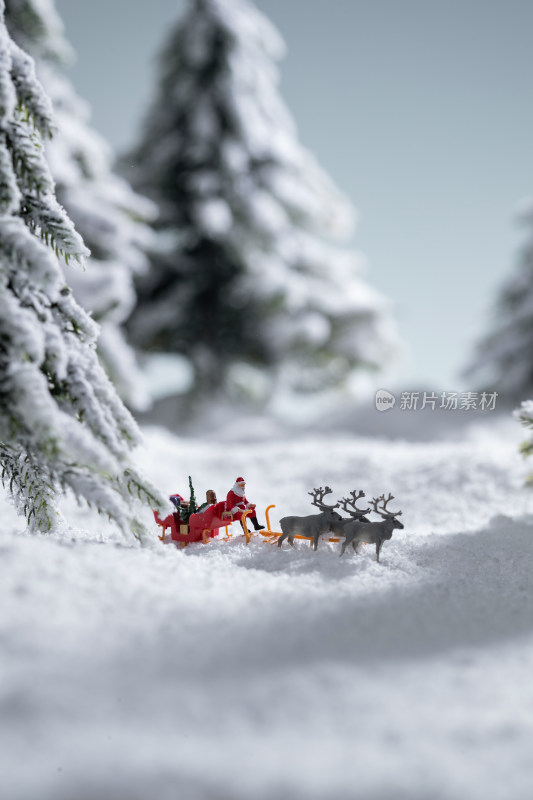 雪地上驯鹿拉着圣诞老人