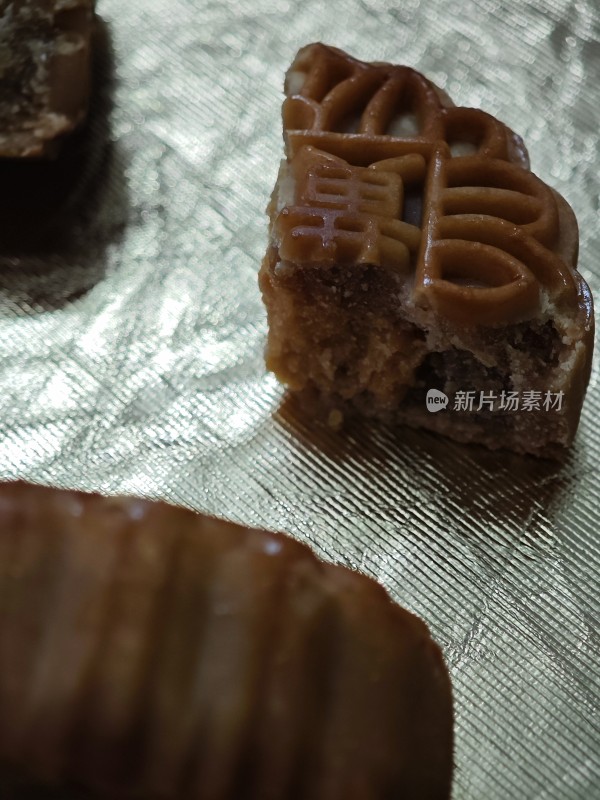 切开的月饼展示内部馅料特写