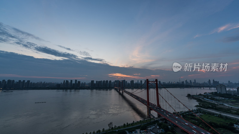 暮色下的城市桥梁壮丽全景