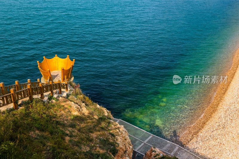 海边沙滩上设有皇冠造型的观景台