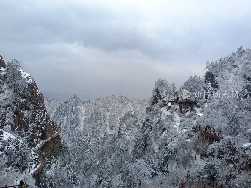 被雪覆盖的山林及栈道景观-老君山雪景