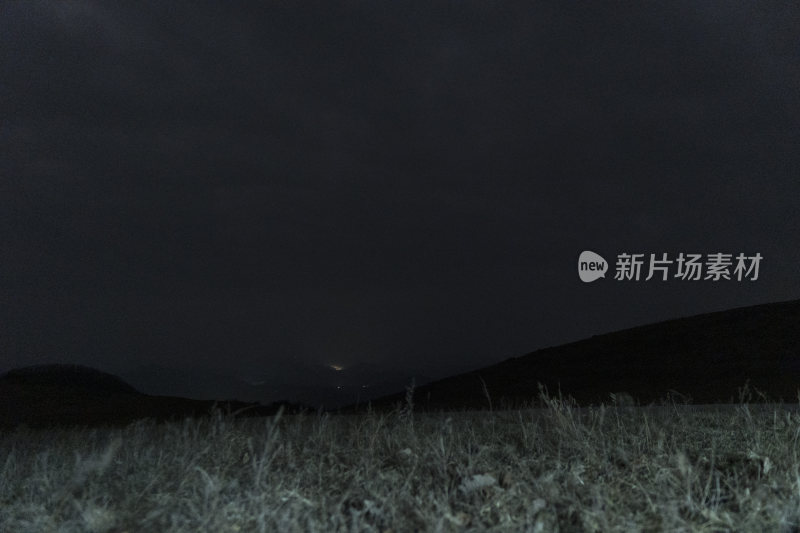 夜晚旷野草地的宁静景象