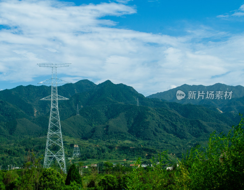 秦岭山区山间高压输电塔风景