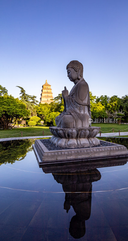 西安大雁塔大慈恩寺遗址公园释迦牟尼像景观