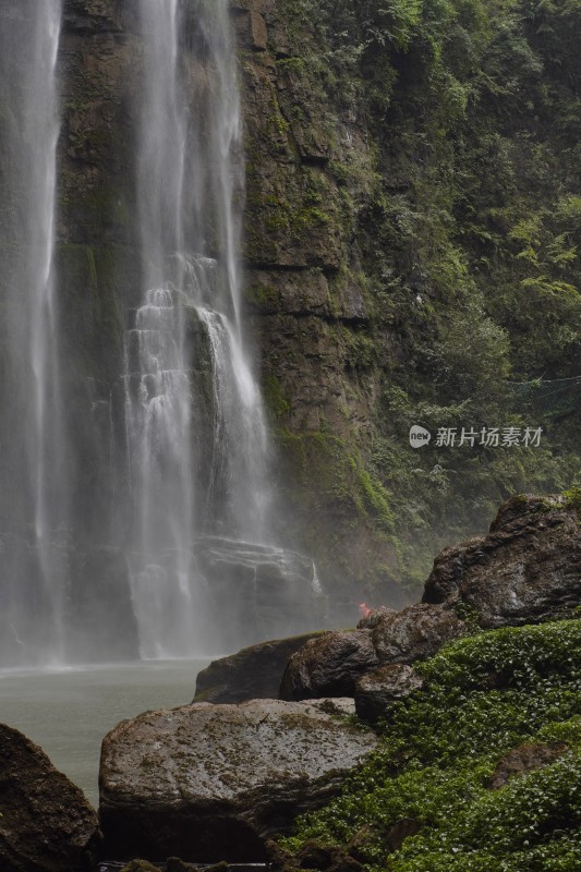 山间瀑布自然景观