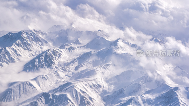 飞机上拍摄的雪山与云层