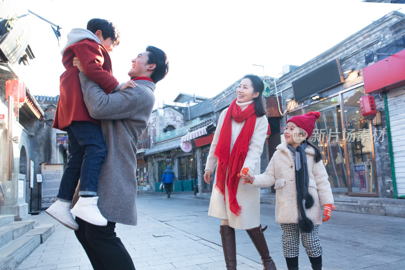 幸福的一家人逛街旅行