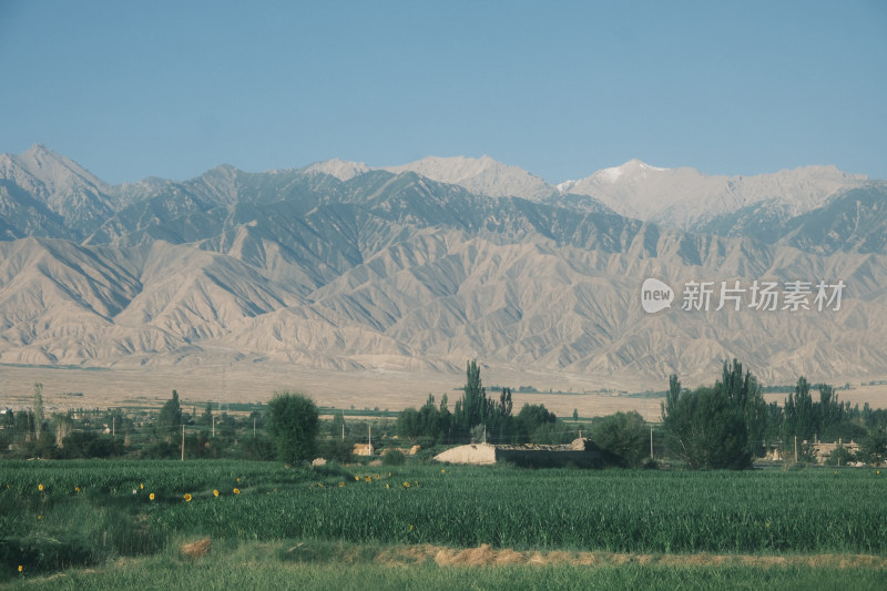 开阔田野边壮观的山脉自然风景