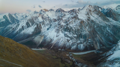 航拍雪山日落时分自然风景