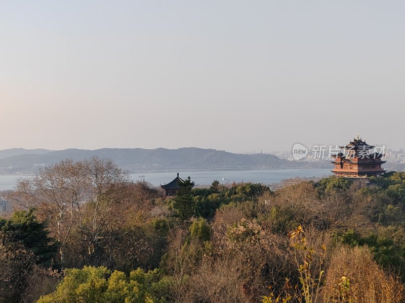 山林中眺望古建筑及远处湖山景色