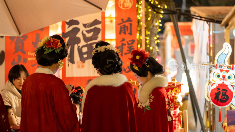 成都铁像寺水街新年氛围吸引市民打卡游玩