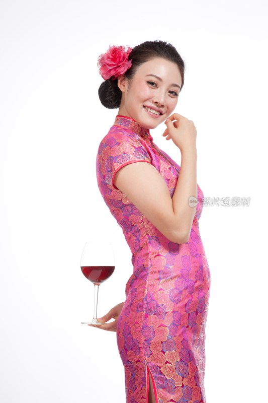 棚拍身穿中国传统服装的年轻女人端酒杯