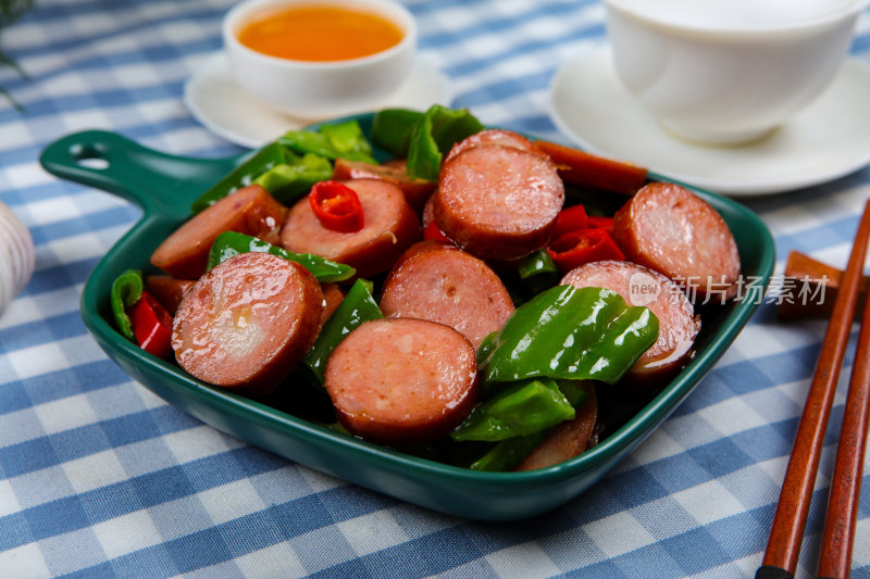 香辣美味的炒红肠