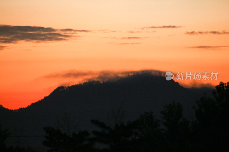 山峰山脉黄昏云层