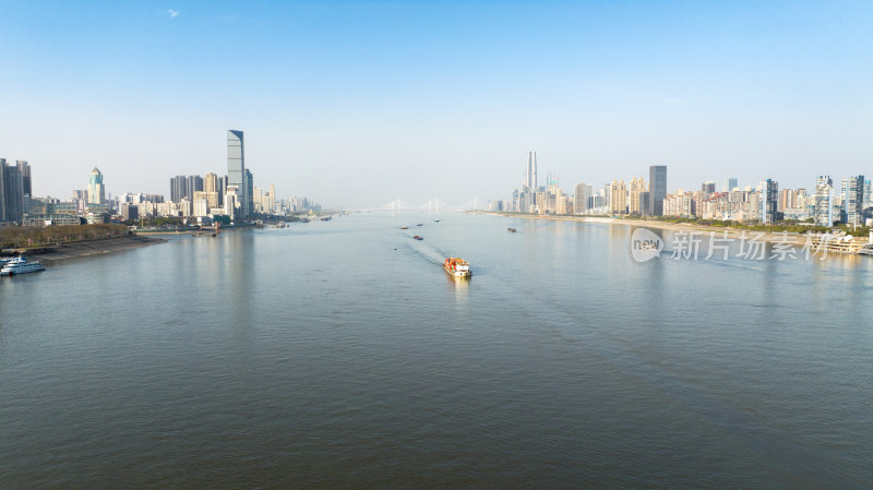 城市江面上的货船与沿岸高楼景观