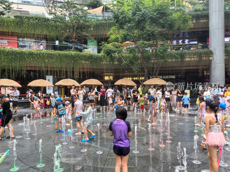 夏日成都港汇天地吸引小朋友和家长前来玩水