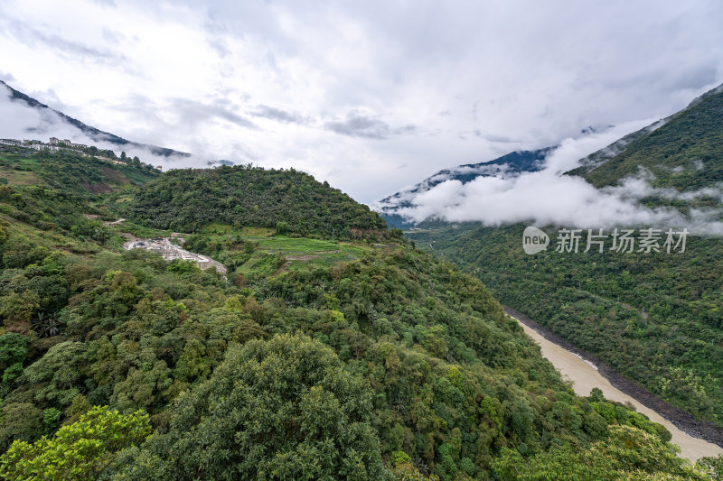 西藏林芝墨脱县莲花圣地云雾缭绕的峡谷河流