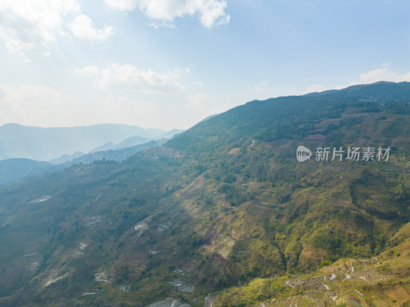 云层下的山峦