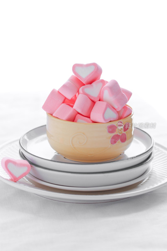 白色桌面上的粉色棉花糖