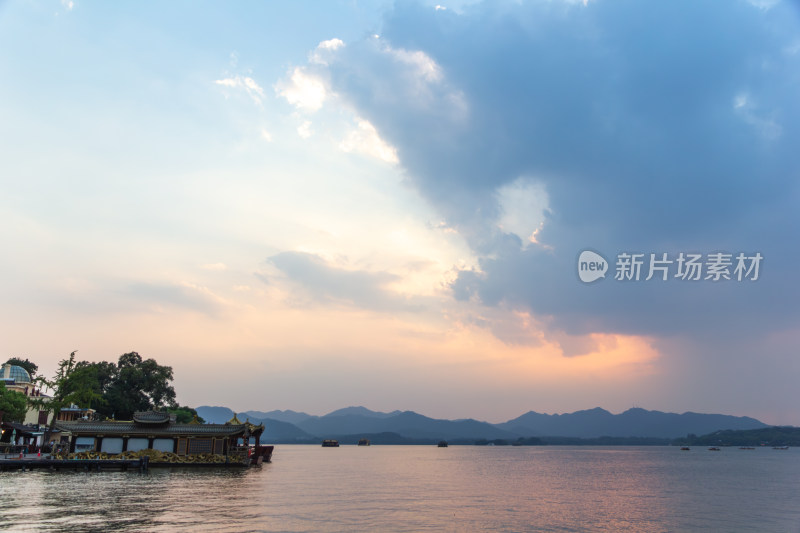 杭州西湖湖面夕阳下的山峦与云彩