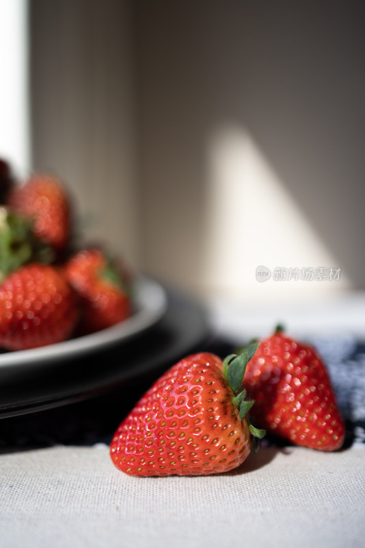 桌子上的红颜草莓