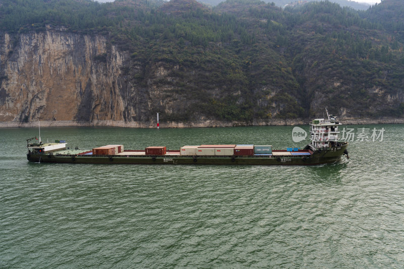 长江三峡奉节瞿塘峡中航行的集装箱货船