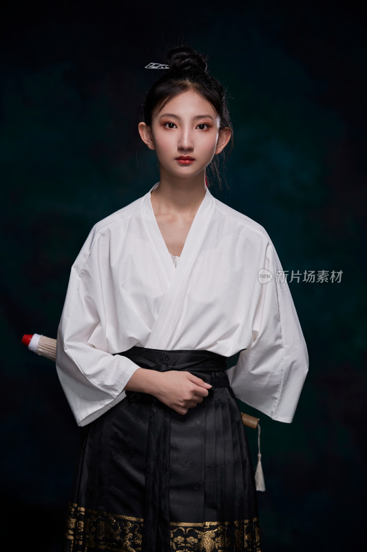 身穿明朝古装汉服的东方少女