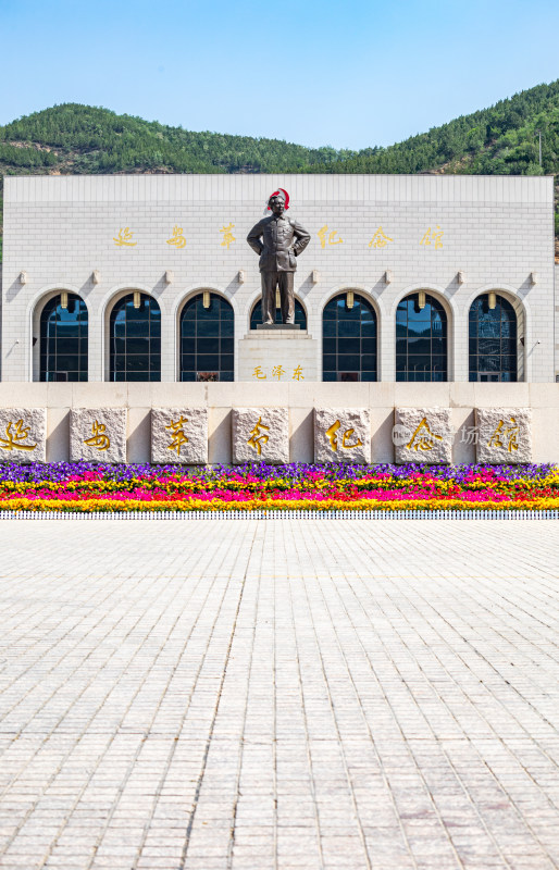 陕西延安革命纪念馆建筑与毛泽东雕塑塑像