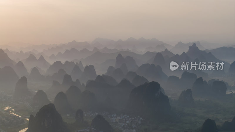 桂林阳朔喀斯特地貌水墨画山水画