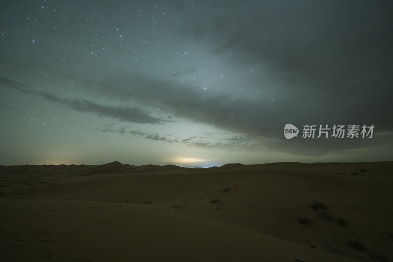 沙漠中的璀璨星空夜景