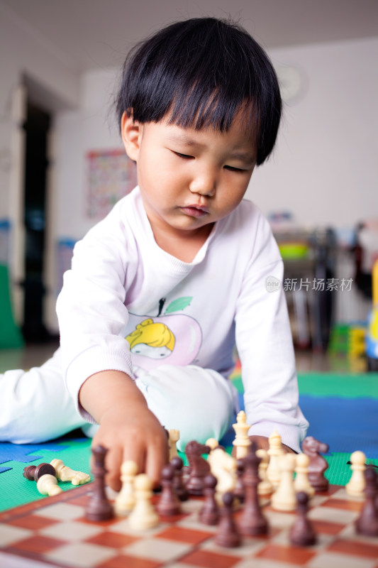 下国际象棋的女孩