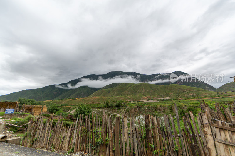 云雾缭绕下的草原山峰