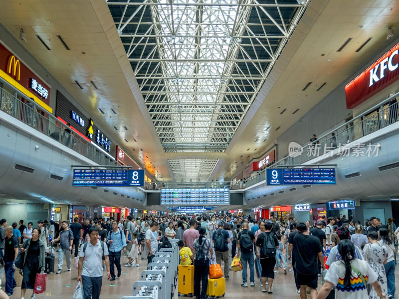 北京西火车站旅客出行高峰摩肩接踵