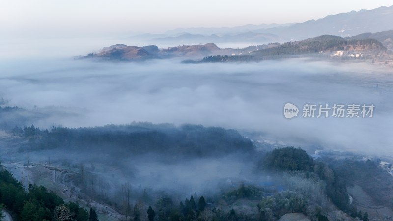 重庆酉阳：雾锁青山村庄靓