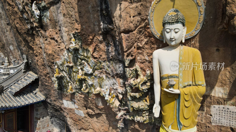 悬崖峭壁上的千年古佛大理宾川观音箐悬空寺