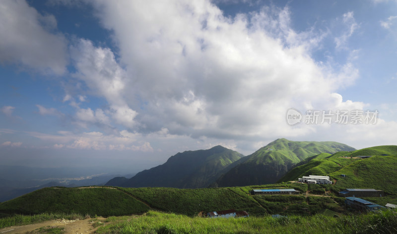 山间草地与层叠山脉风景  武功山 徒步