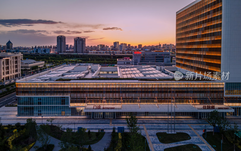 航拍现代化医院建筑的夜天津中心妇产科医院